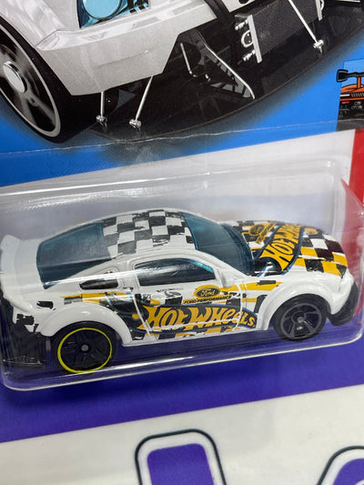 HCX88 2005 FORD MUSTANG