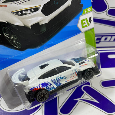 FORD MUSTANG MACH E 1400 Hot Wheels disponible en Zoladi Lima
