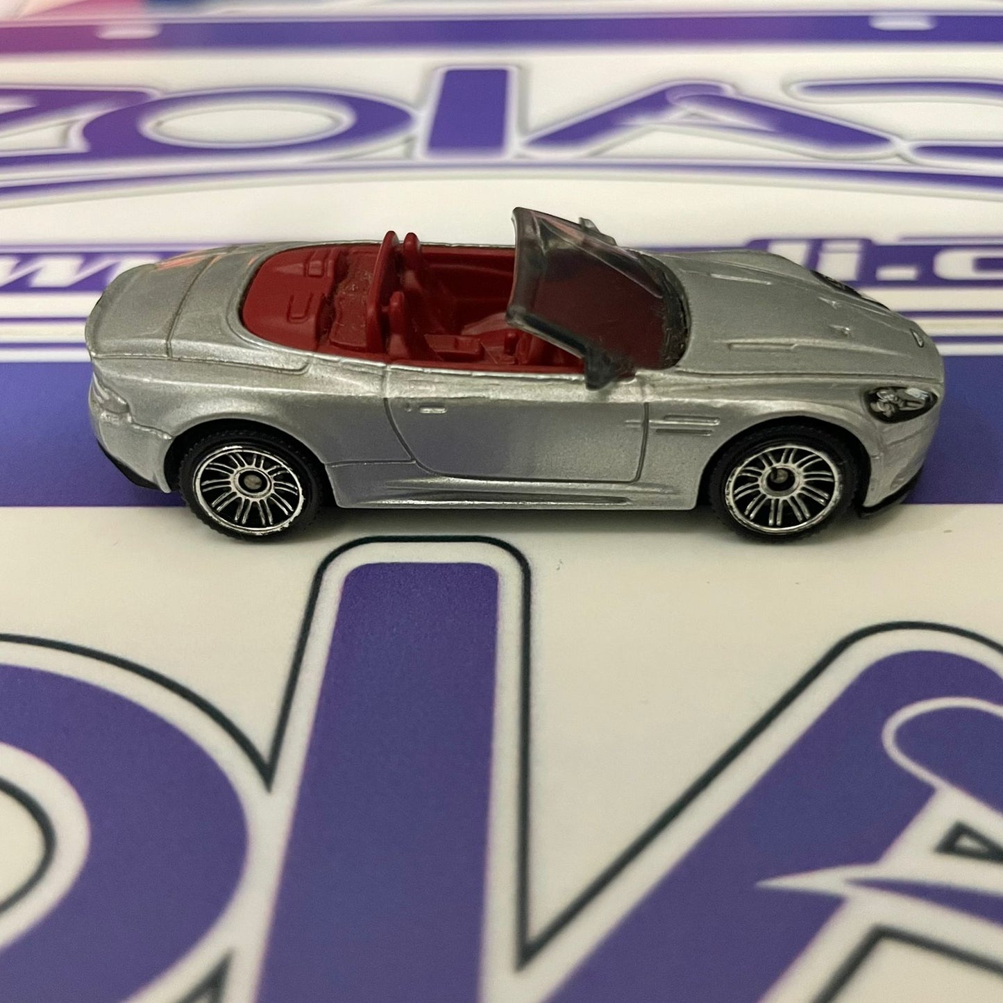 SU Aston Martin DBS Volante Plateado MB823