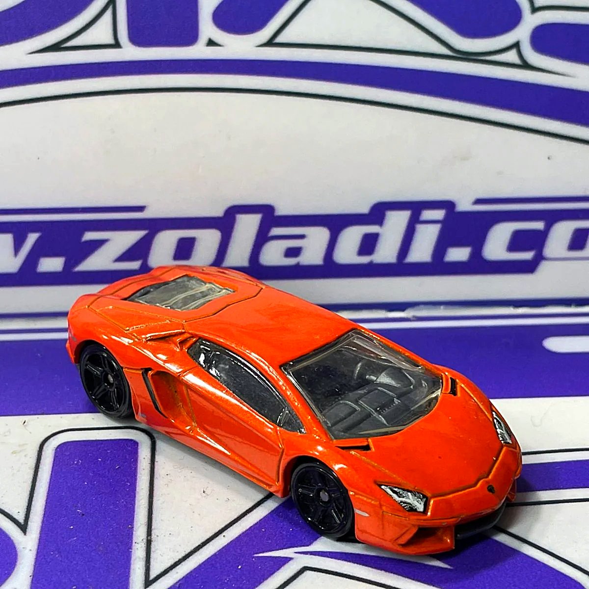 SU LAMBORGHINI AVENTADOR