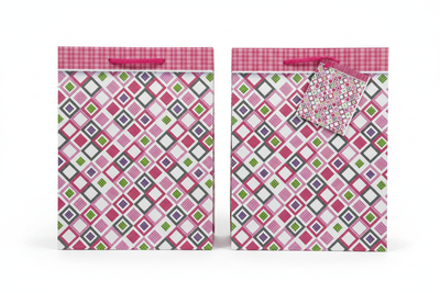Dos bolsas de regalo con patrón de rombos