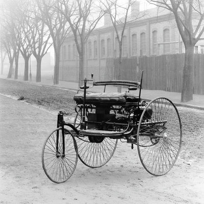 Benz Patent-Motorwagen de 1886, el primer automóvil de la historia patentado por Karl Benz en Mannheim, Alemania