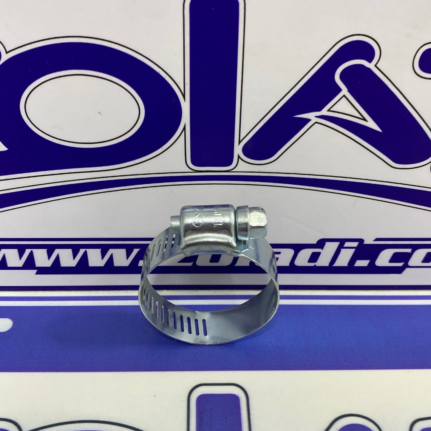 ABRAZADERA DE METAL PARA MANGUERA Y TUBERIA 1 1/2”
