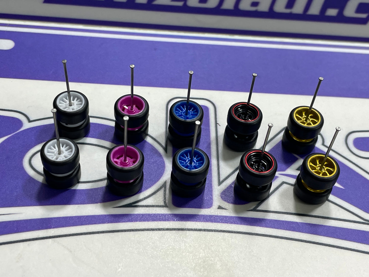 SET DE 4 LLANTAS DE GOMA