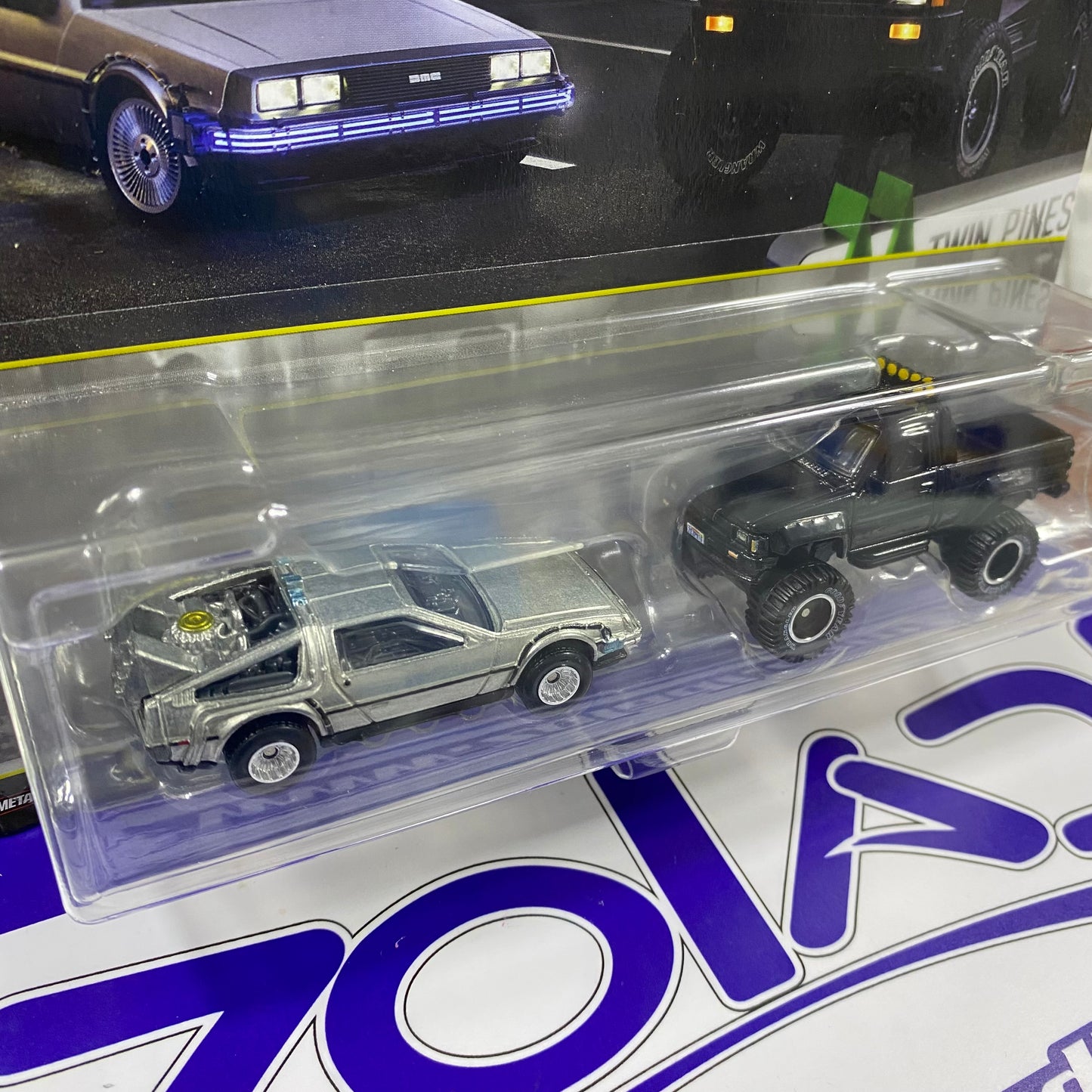 JHW48 BACK TO THE FUTURE TIME MACHINE / 1987 TOYOTA PICKUP TRUCK / CAMIONNETTE