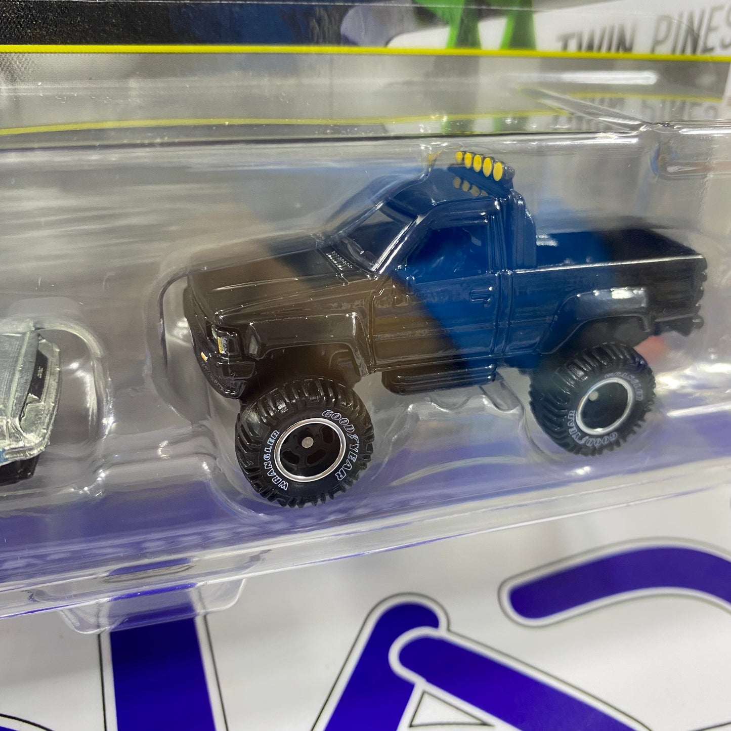 JHW48 BACK TO THE FUTURE TIME MACHINE / 1987 TOYOTA PICKUP TRUCK / CAMIONNETTE