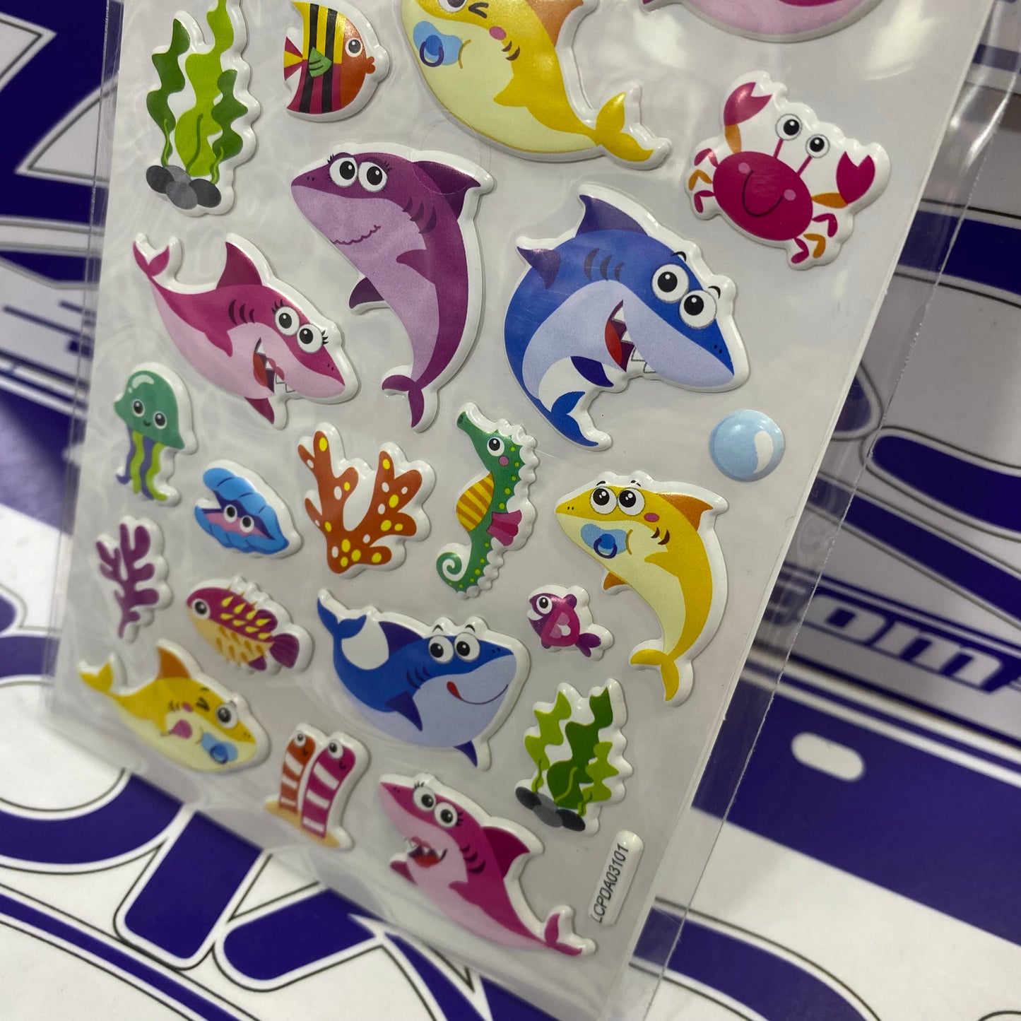 STICKER TIBURON Darkloi disponible en Zoladi Lima
