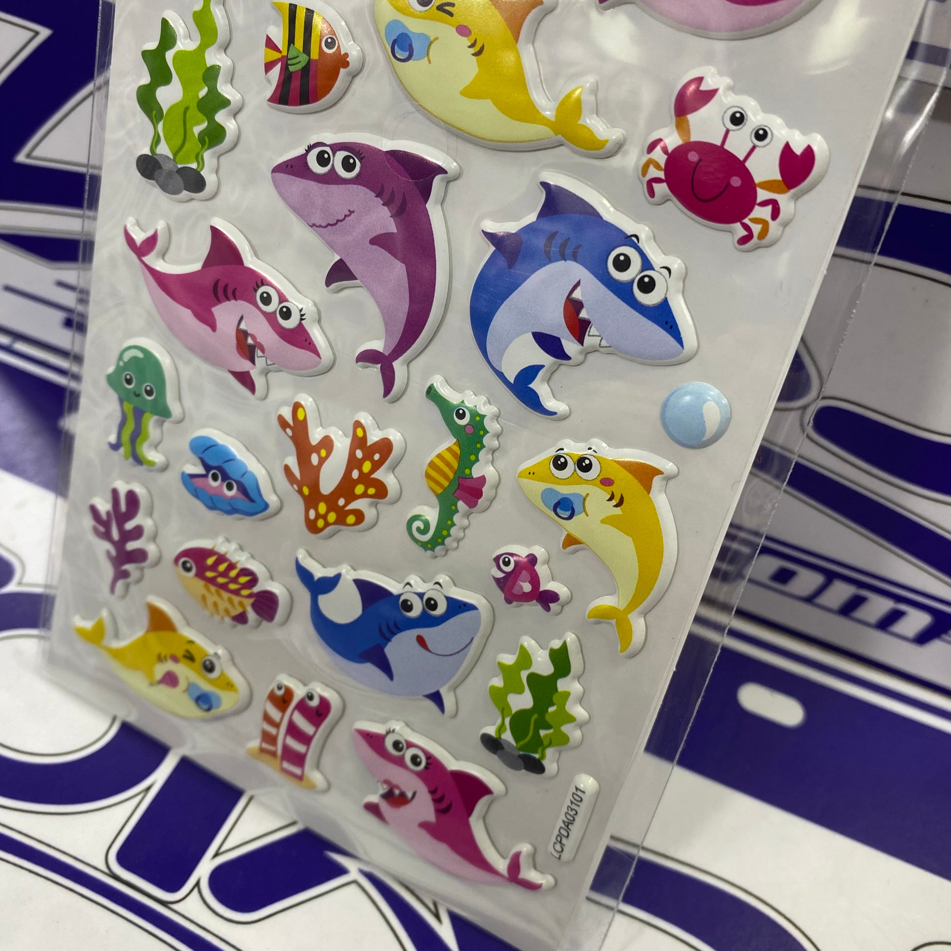 STICKER TIBURON Darkloi disponible en Zoladi Lima
