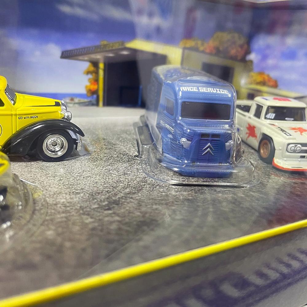 HRT51 DIORAMA MOONEYES