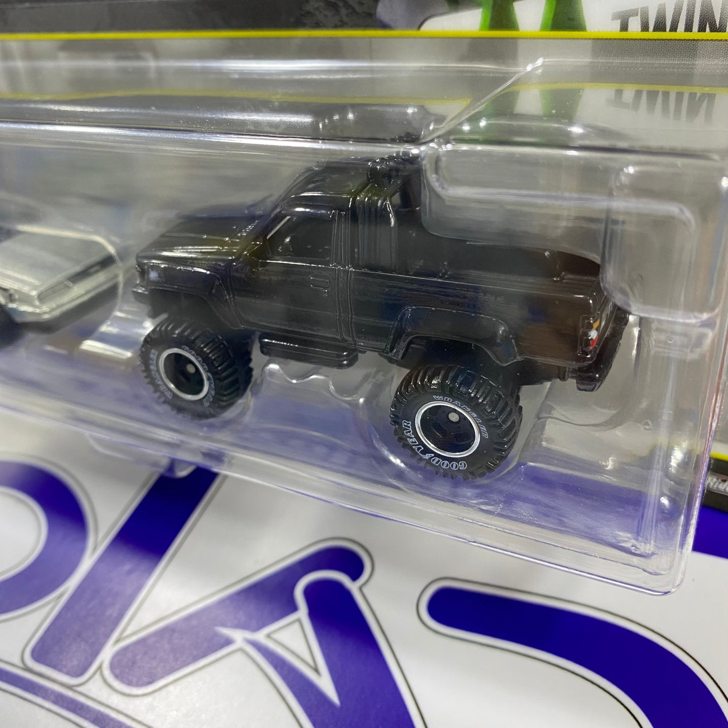 JHW48 BACK TO THE FUTURE TIME MACHINE / 1987 TOYOTA PICKUP TRUCK / CAMIONNETTE