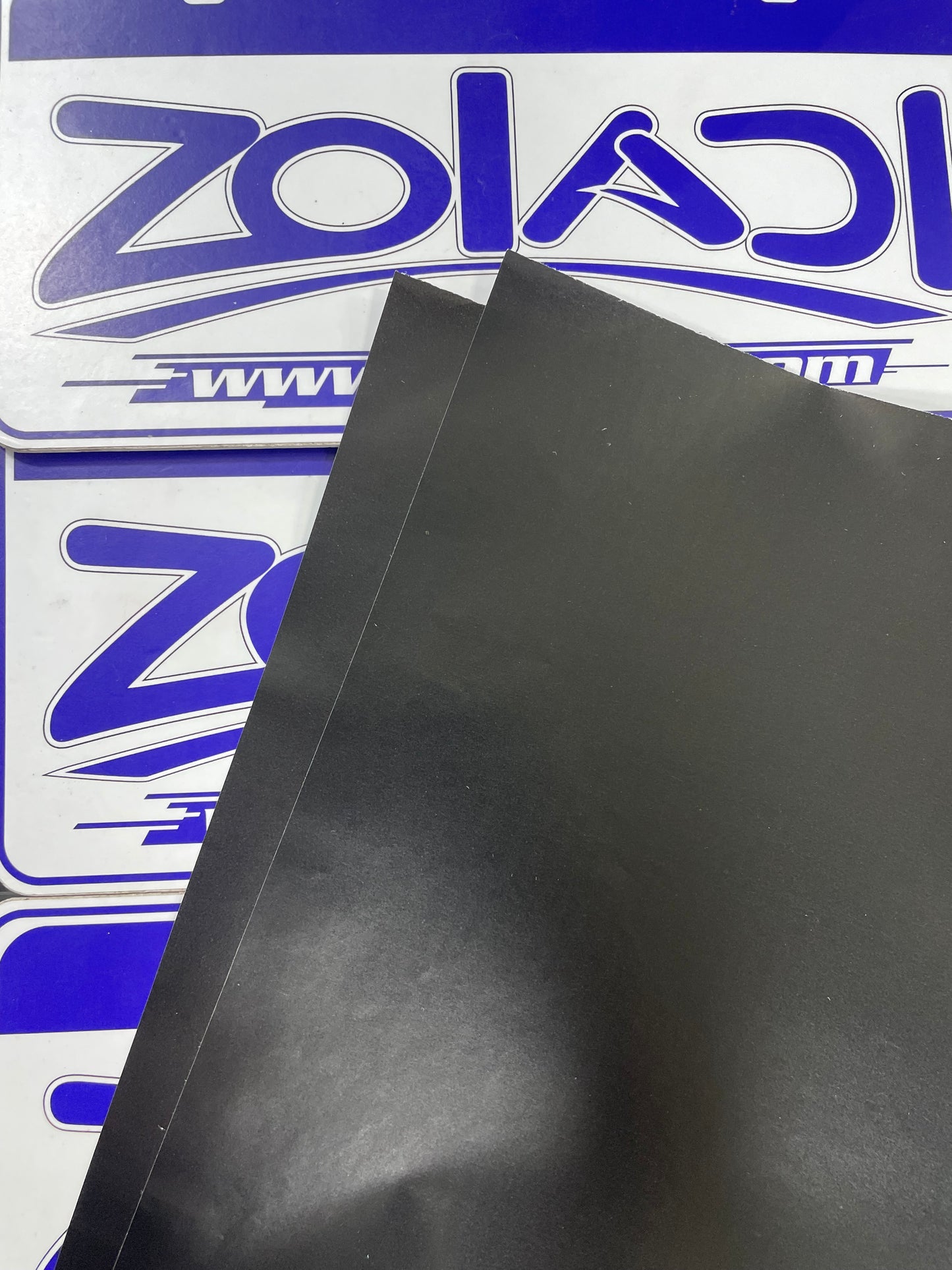 2 PLIEGOS PAPEL LUSTRE NEGRO