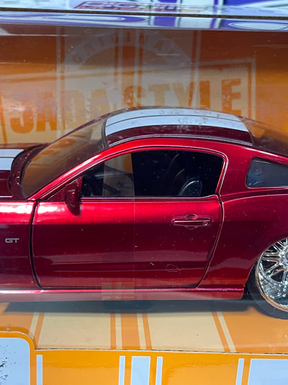92205 1/24 2010 FORD MUSTANG GT
