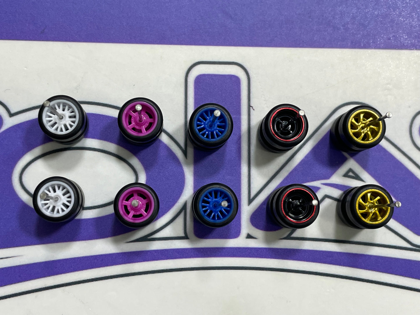 SET DE 4 LLANTAS DE GOMA