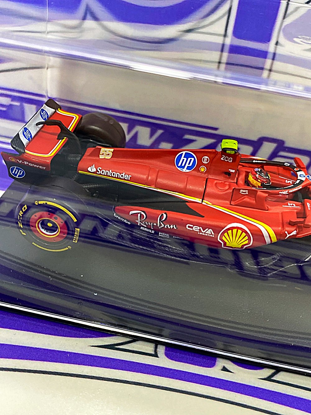 36843 SF24 CARLOS SAINZ #55 FERRARI (ACRILICO CON CASCO)