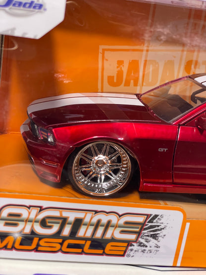 92205 1/24 2010 FORD MUSTANG GT