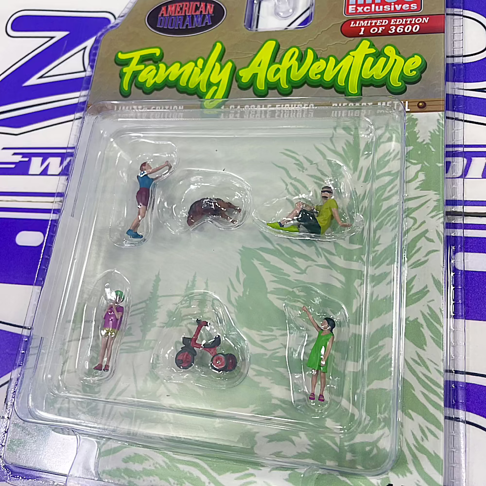 AD76513MJ FAMILY ADVENTURE DIORAMA