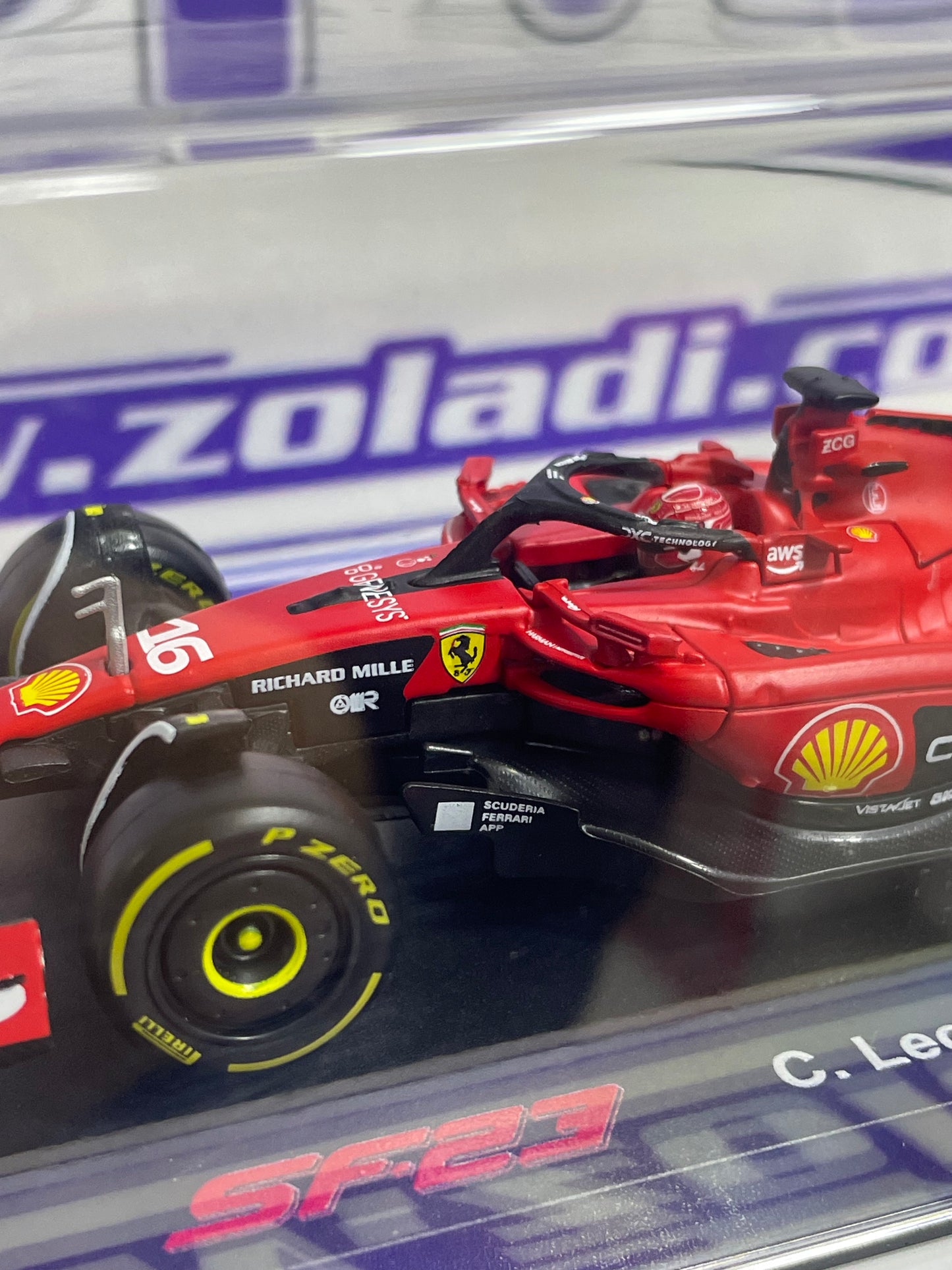 02416 SF23  LECLERC #16 FERRARI ( CON ACRÍLICO Y CASCO)