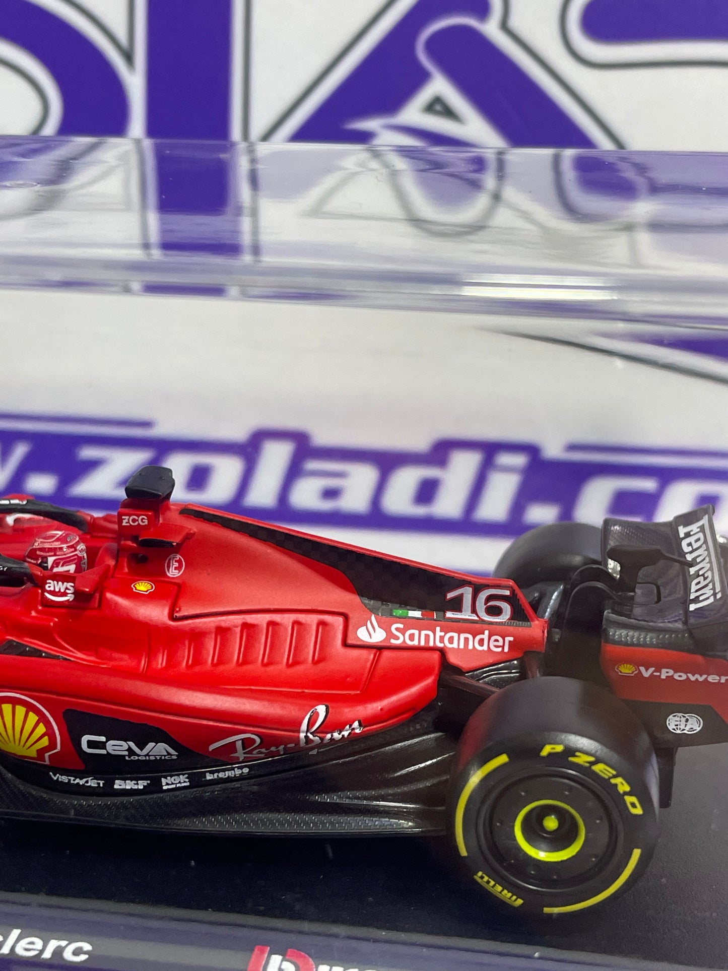 02416 SF23  LECLERC #16 FERRARI ( CON ACRÍLICO Y CASCO)