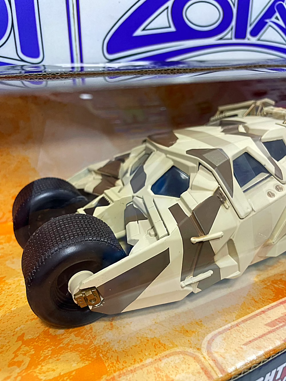 98543 THE DARK KNIGHT BATMOBIL AND BATMAN 1/24 JADA