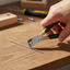 Persona usando alicate mini tenaza pulido US Tools 4.5" Zoladi