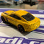 SU Mustang amarillo raya negro y rojo