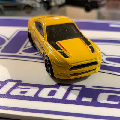 SU Mustang amarillo raya negro y rojo